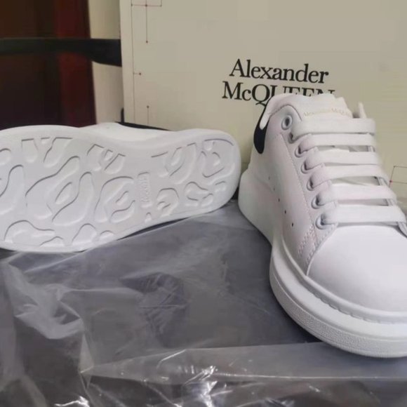 Alexander McQueen - Picture 2 of 6